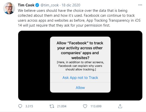 Tim Cook via Twitter mostra la finestra con la quale si concede a Facebook il tracciamento